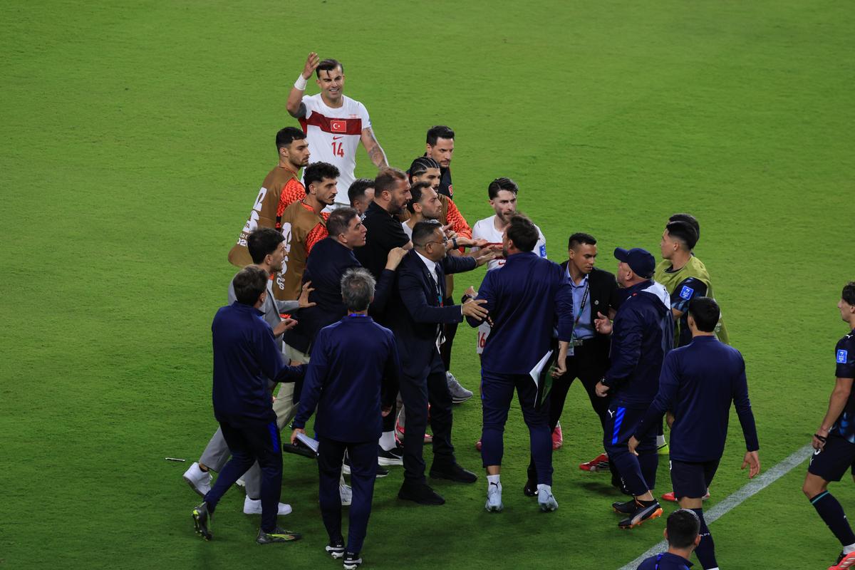 Scandal la Turcia - Paraguay » A devenit primul fotbalist din istorie eliminat pentru că și-a acoperit gura cu mâna