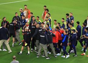 Scandal la Turcia - Paraguay » A devenit primul fotbalist din istorie eliminat pentru că și-a acoperit gura cu mâna