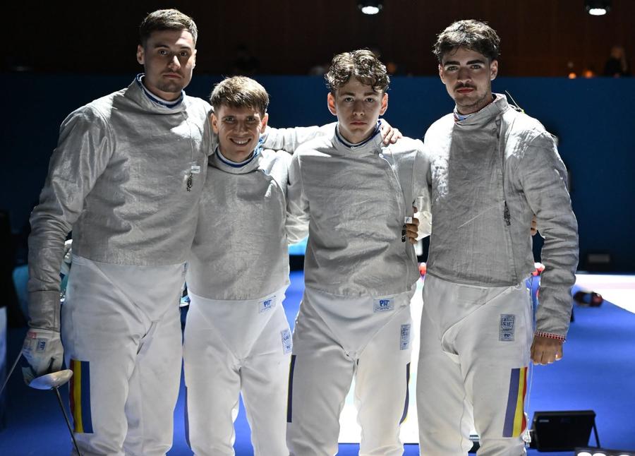 Razvan Ursachi, George Dragomir, Vlad Covaliu și Radu Nițu înainte de un duel important FOTO FRS Echipa masculină de sabie a României, duel cu Ungaria în finală la Campionatele Europene