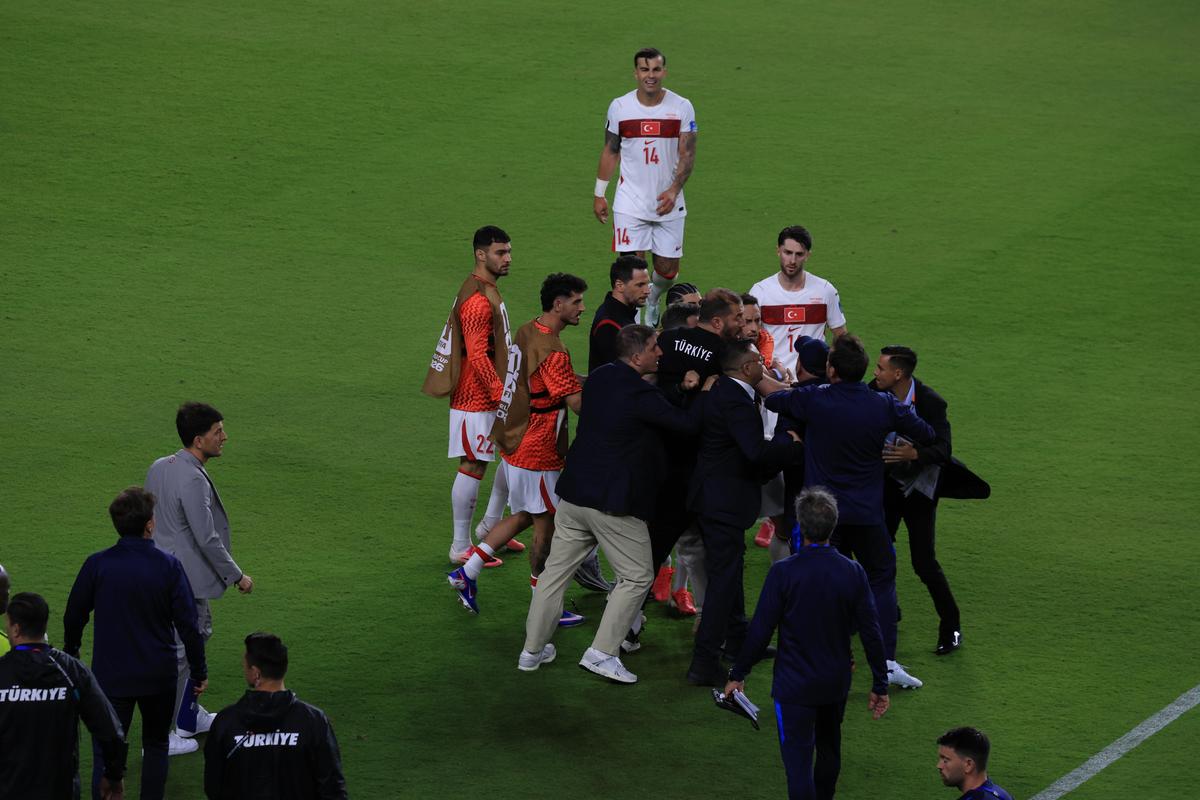 Fotbaliștii Turciei, în stare de șoc după eliminarea rușinoasă de la Mondial: „Prezentăm scuze poporului nostru”