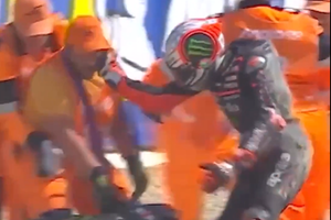 Incident șocant în MotoGP: liderul clasamentului a pălmuit un comisar de cursă și a primit interzis la Marele Premiu al Cehiei