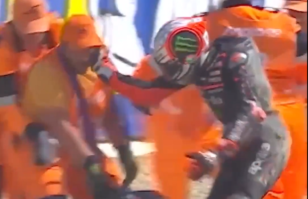 Incident șocant în MotoGP: liderul clasamentului a pălmuit un comisar de cursă și a primit interzis la Marele Premiu al Cehiei