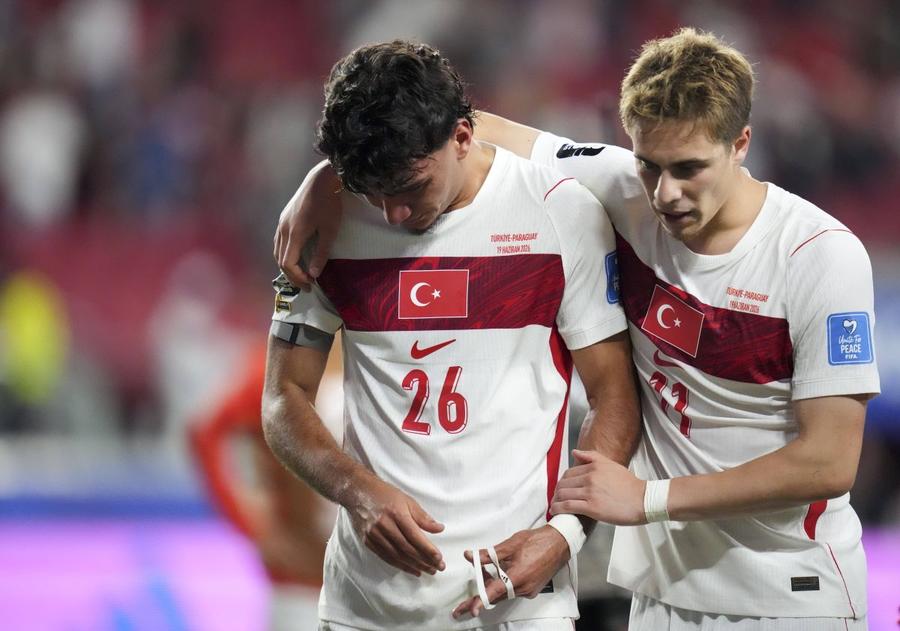 Kenan Yildiz și Can Uzun, două figuri triste după ce Turcia a fost eliminată deja de la Mondial / Foto: Imago Jucătorii turci îi țin partea lui Montella: „Nu trebuie să găsim vinovați! Am readus calificarea după 24 de ani”