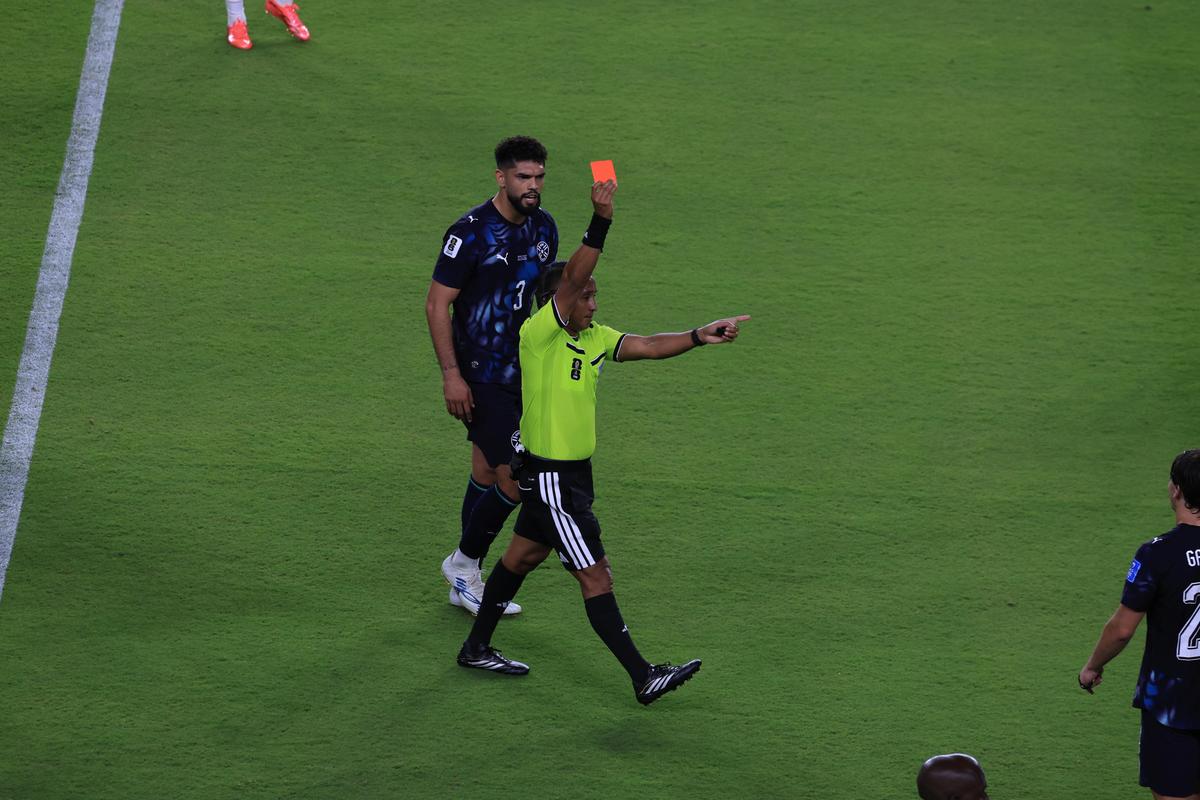 Scandal la Turcia - Paraguay » A devenit primul fotbalist din istorie eliminat pentru că și-a acoperit gura cu mâna