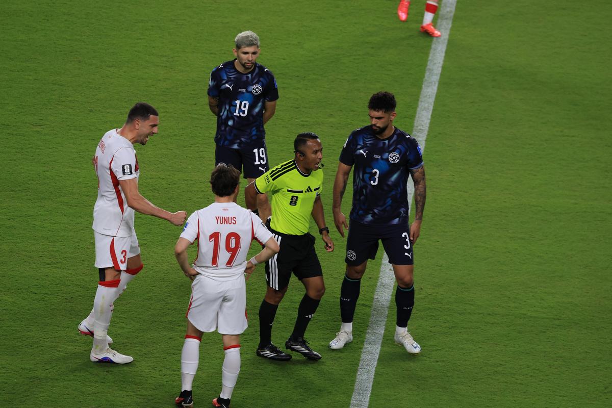 Scandal la Turcia - Paraguay » A devenit primul fotbalist din istorie eliminat pentru că și-a acoperit gura cu mâna