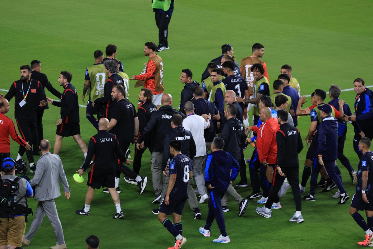 Scandal la Turcia - Paraguay » A devenit primul fotbalist din istorie eliminat pentru că și-a acoperit gura cu mâna