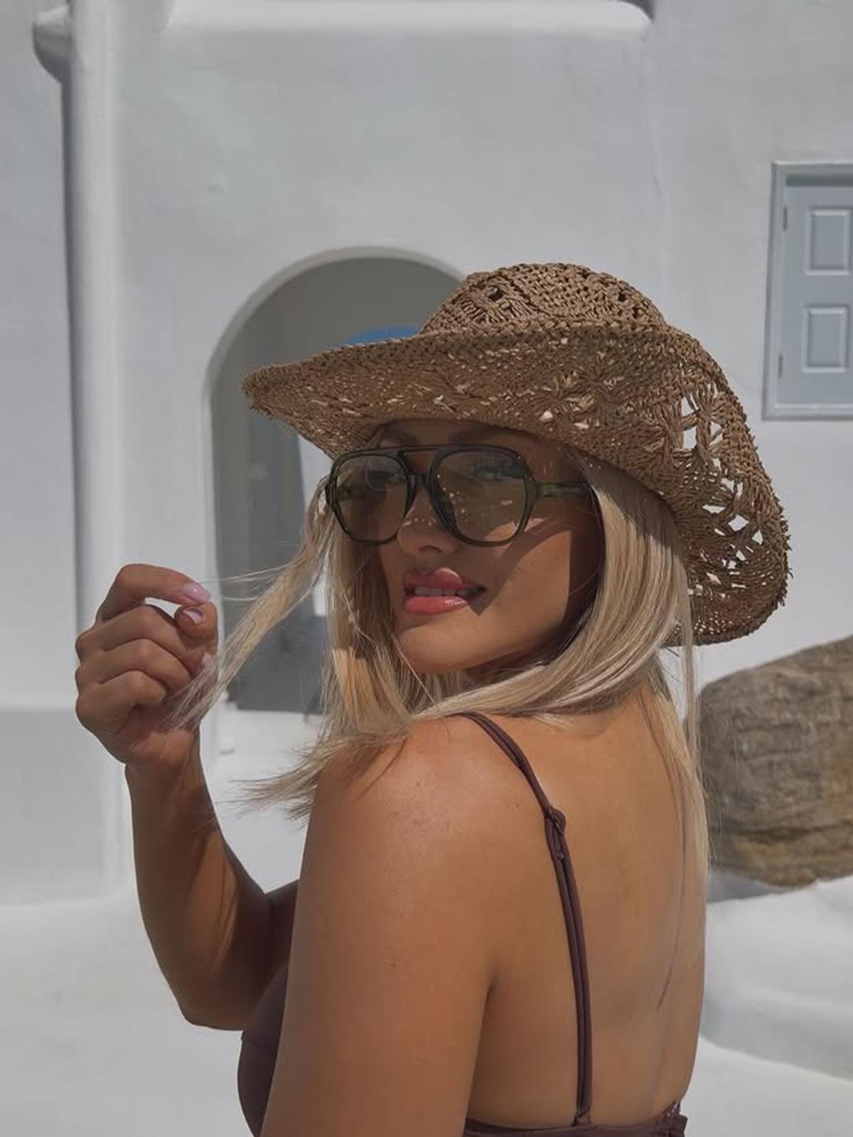 A fugit de Mondial și a încins atmosfera pe insula milionarilor! Iuliana Pepene, escapadă în Mykonos: „Tu ești campioana”