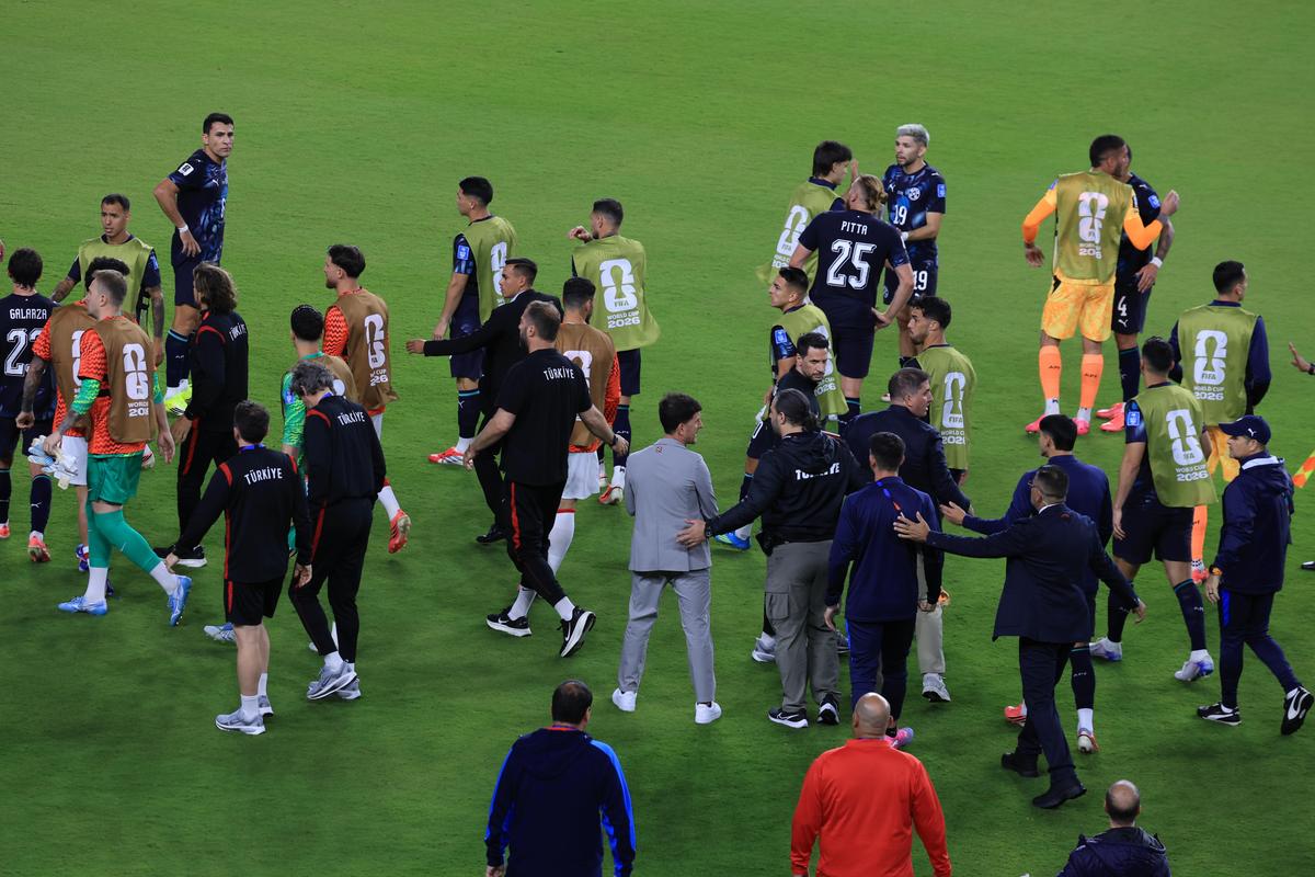 Scandal la Turcia - Paraguay » A devenit primul fotbalist din istorie eliminat pentru că și-a acoperit gura cu mâna