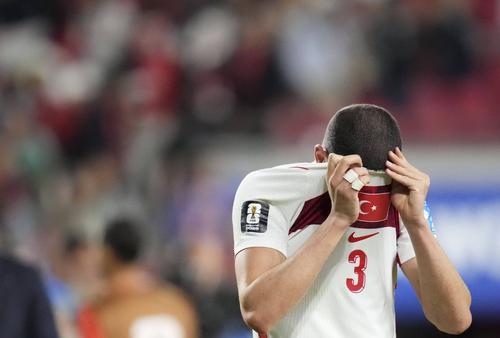 Merih Demiral a plâns cu tricoul tras peste față după eșecul Turciei, 0-1 cu Paraguay, de la CM 2026 / Foto: Imago