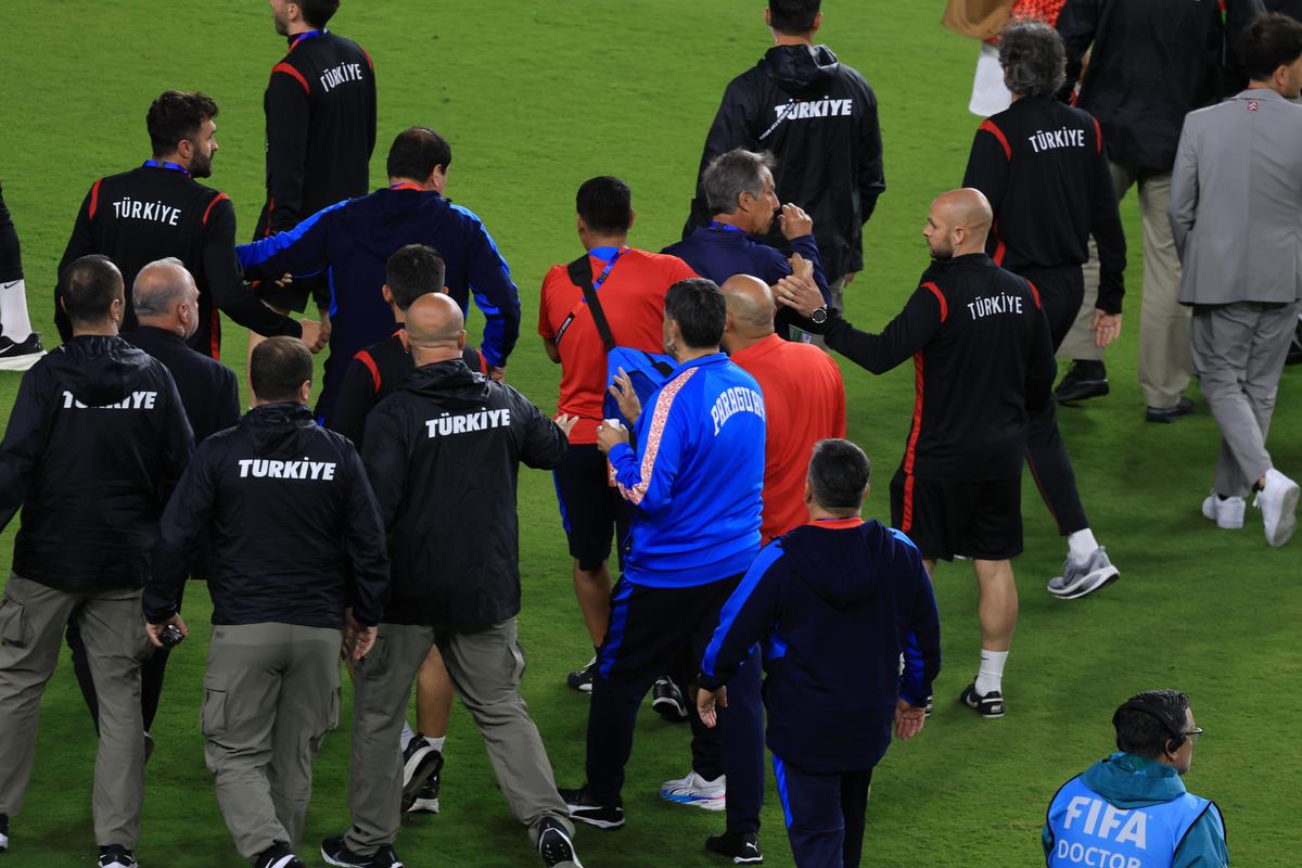Scandal la Turcia - Paraguay » A devenit primul fotbalist din istorie eliminat pentru că și-a acoperit gura cu mâna