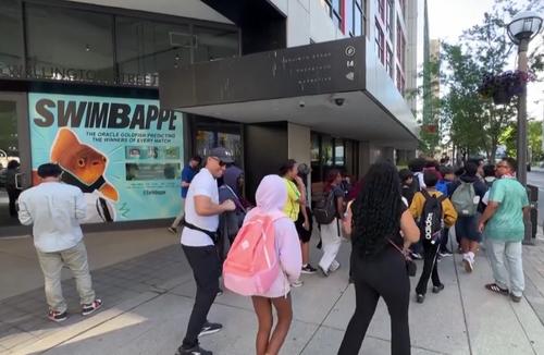 Fanii curioși se adună la blocul din Toronto în care e instalat acvariul peștișorului de aur Swimbappe / Foto: capturi Sports Insider