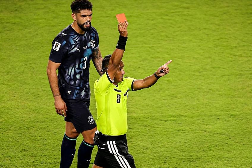 A fost arătat cartonașul roșu pentru gestul de a vorbi cu mâna la gură // foto: X @B/R Football