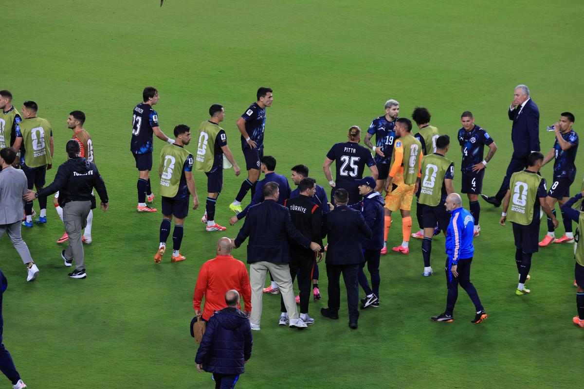Scandal la Turcia - Paraguay » A devenit primul fotbalist din istorie eliminat pentru că și-a acoperit gura cu mâna