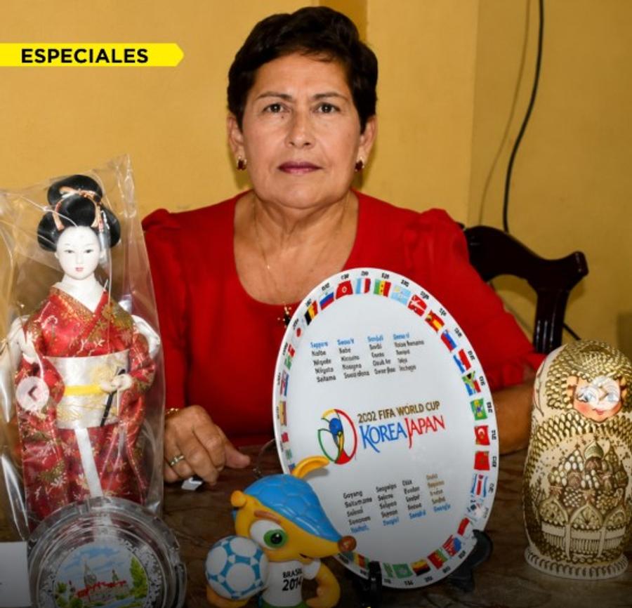 María del Jesús Pinargote Zambrano (66 de ani) a câștigat în 1998 un concurs Coca-Cola și a văzut gratis șapte Mondiale (aici cu o amintire din Jaonia și Coreea de Sud 2002) / Foto: Instragram teleanticoquiago S-a uitat sub capac și a dat lovitura vieții! » Povestea curioasă a fanei ce a fost prezentă la toate Mondialele ratate de România după 1998 + Unde e la turneul actual