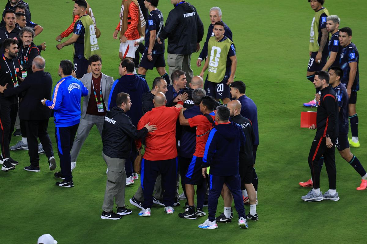 Scandal la Turcia - Paraguay » A devenit primul fotbalist din istorie eliminat pentru că și-a acoperit gura cu mâna