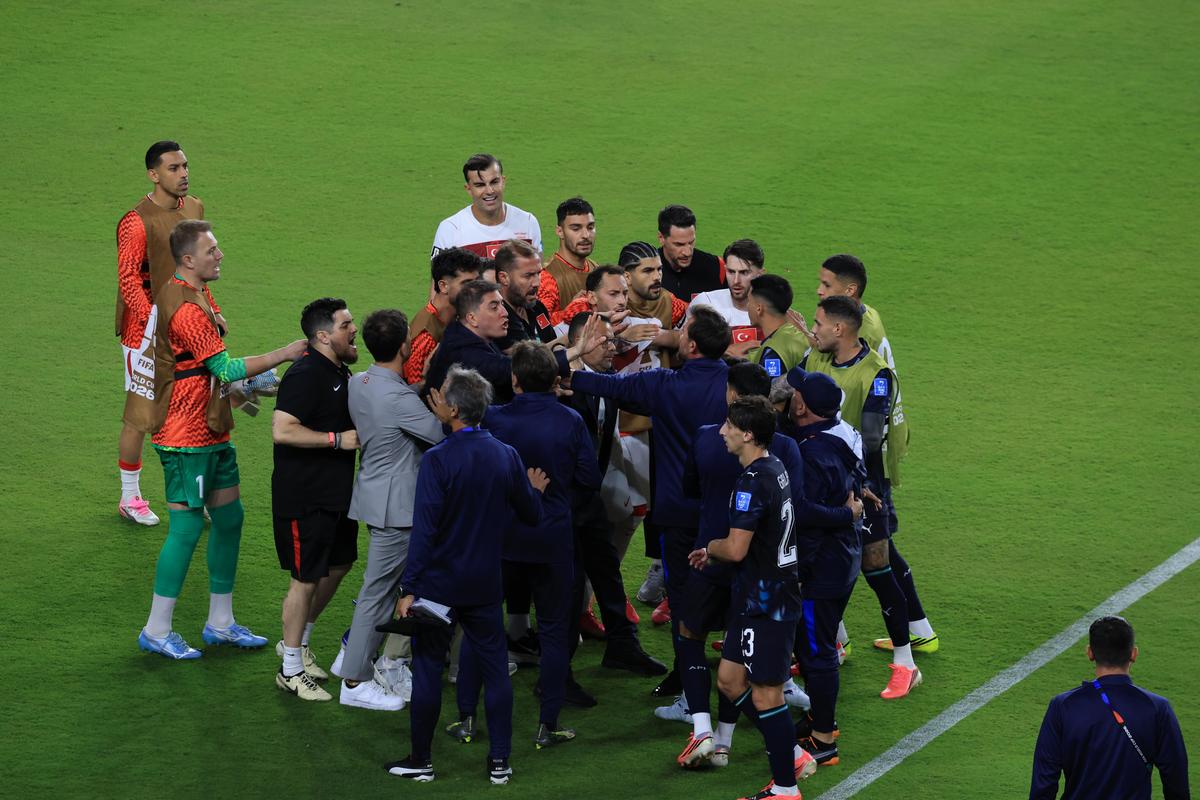 Scandal la Turcia - Paraguay » A devenit primul fotbalist din istorie eliminat pentru că și-a acoperit gura cu mâna