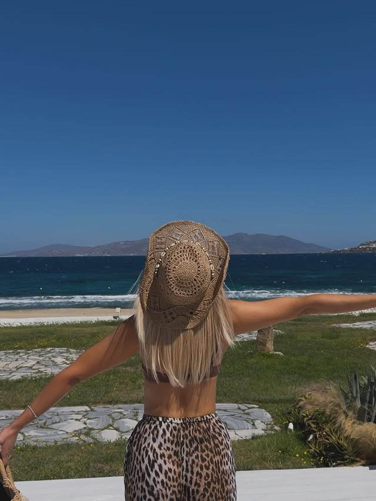 A fugit de Mondial și a încins atmosfera pe insula milionarilor! Iuliana Pepene, escapadă în Mykonos: „Tu ești campioana”