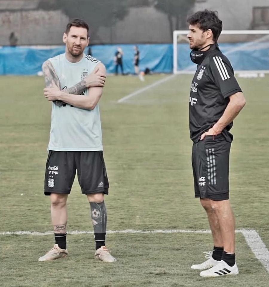 Legătura dintre Leo Messi și Pablo Aimar este una puternică Pablo, idolul lui Leo Messi! Zeul Maradona a spus cândva despre el: „Singurul pentru care aș plăti să-l văd”