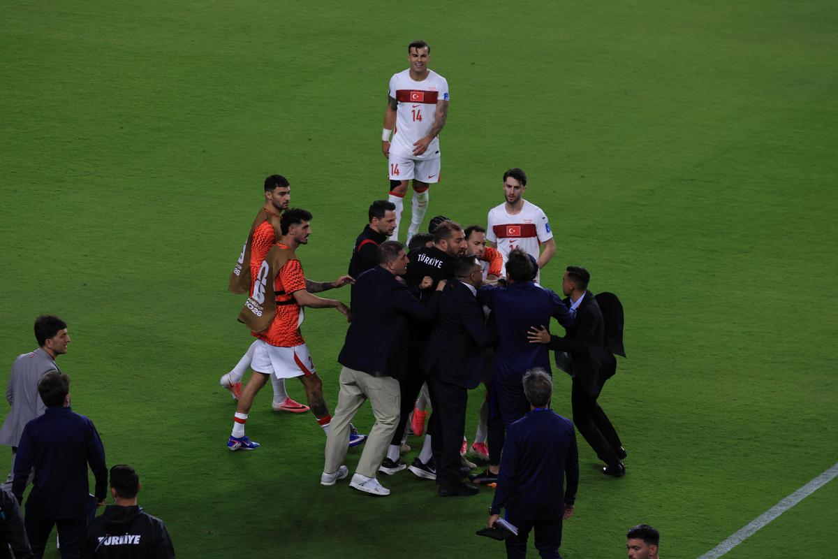 Scandal la Turcia - Paraguay » A devenit primul fotbalist din istorie eliminat pentru că și-a acoperit gura cu mâna