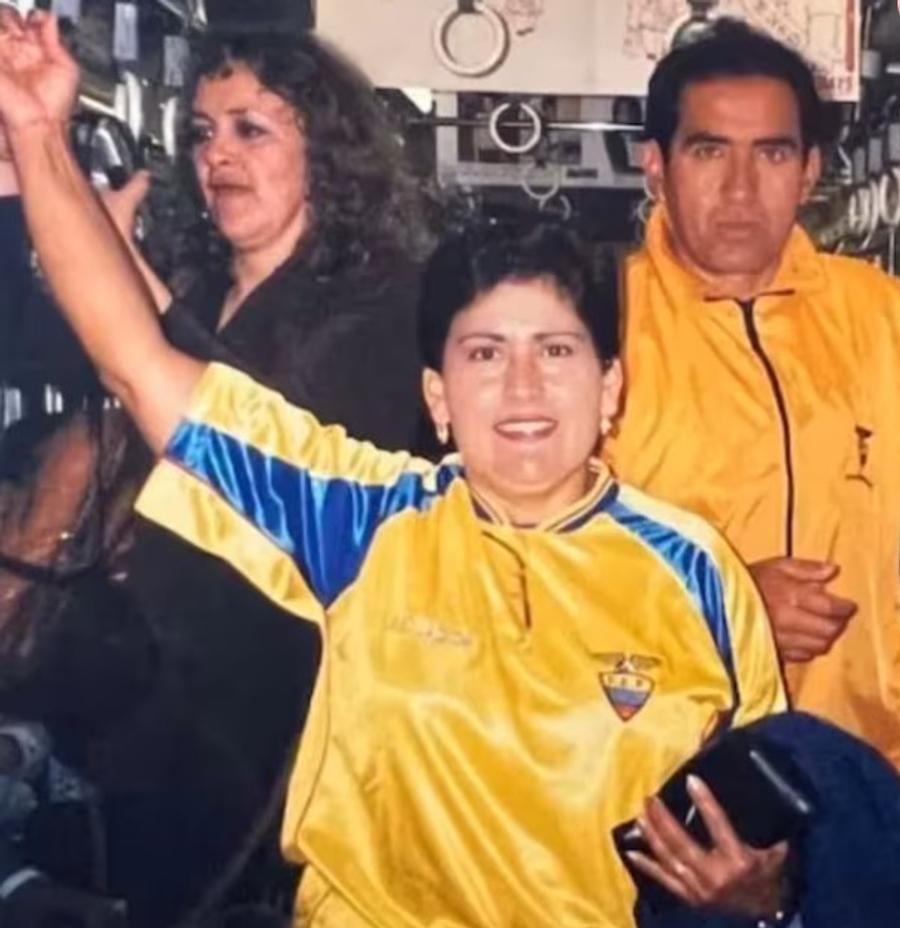 María del Jesús Pinargote Zambrano (66 de ani) a câștigat în 1998 un concurs Coca-Cola și a văzut gratis șapte Mondiale / Foto: Instragram teleanticoquiago S-a uitat sub capac și a dat lovitura vieții! » Povestea curioasă a fanei ce a fost prezentă la toate Mondialele ratate de România după 1998 + Unde e la turneul actual