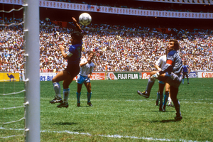 „Mâna lui Dumnezeu” nu se iartă » Chiar și după 40 de ani, portarul Angliei nu uită golul lui Maradona