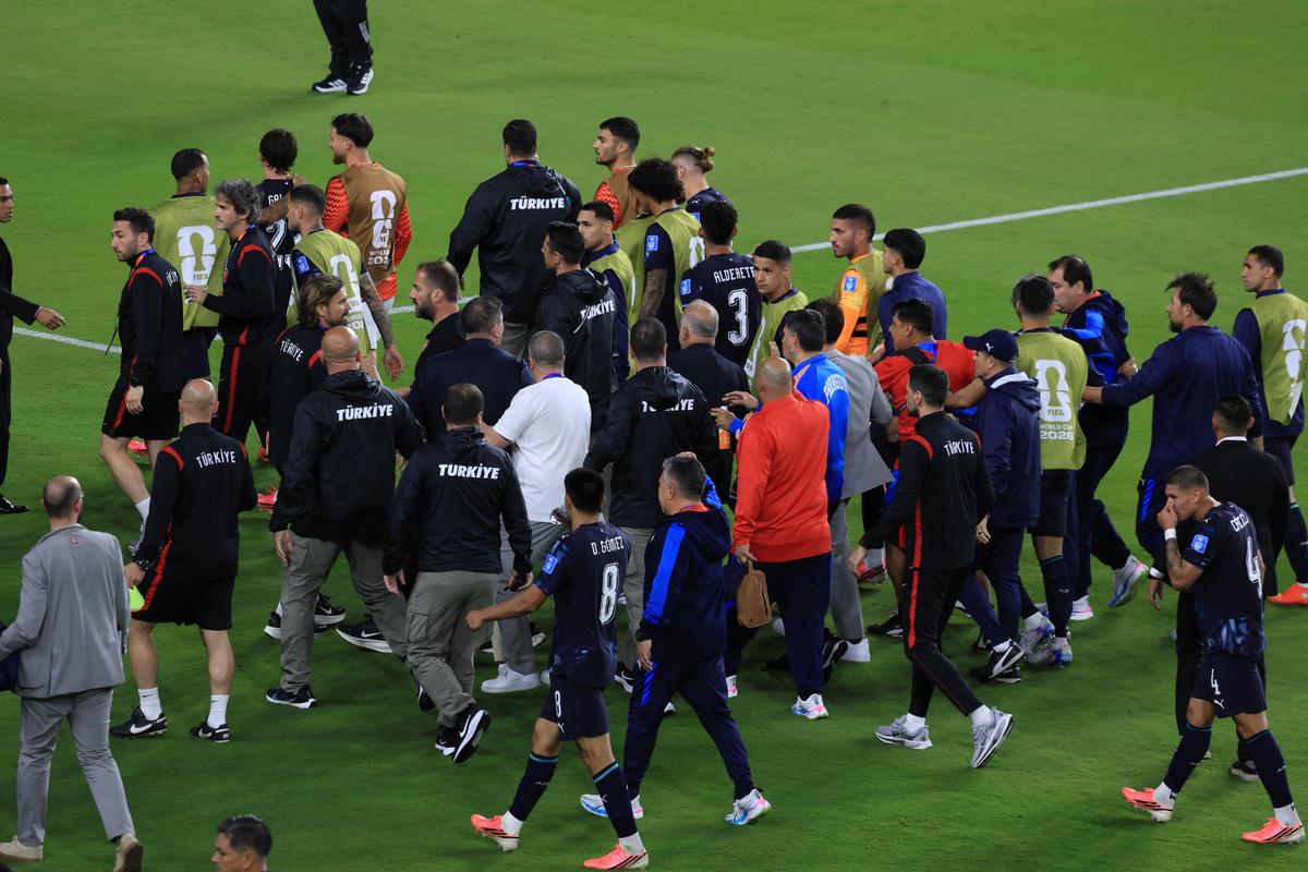 Scandal la Turcia - Paraguay » A devenit primul fotbalist din istorie eliminat pentru că și-a acoperit gura cu mâna