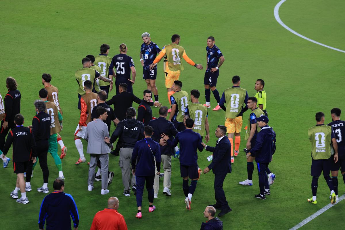 Scandal la Turcia - Paraguay » A devenit primul fotbalist din istorie eliminat pentru că și-a acoperit gura cu mâna