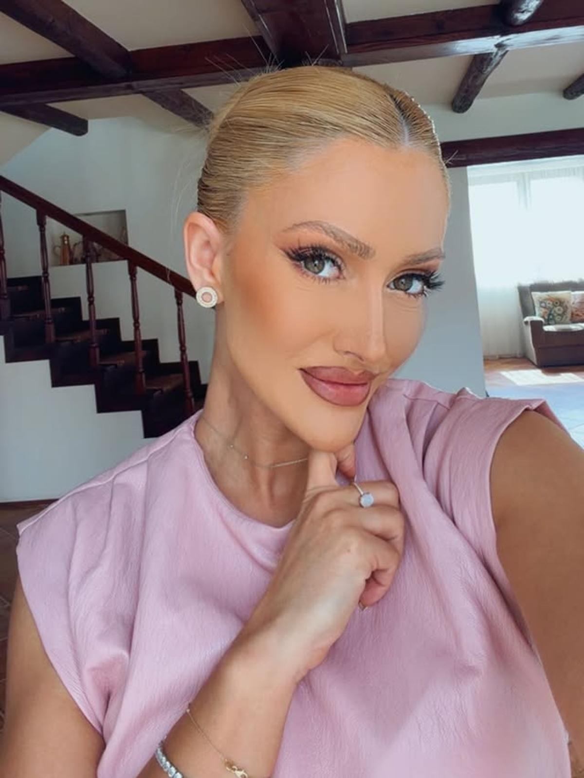 A fugit de Mondial și a încins atmosfera pe insula milionarilor! Iuliana Pepene, escapadă în Mykonos: „Tu ești campioana”