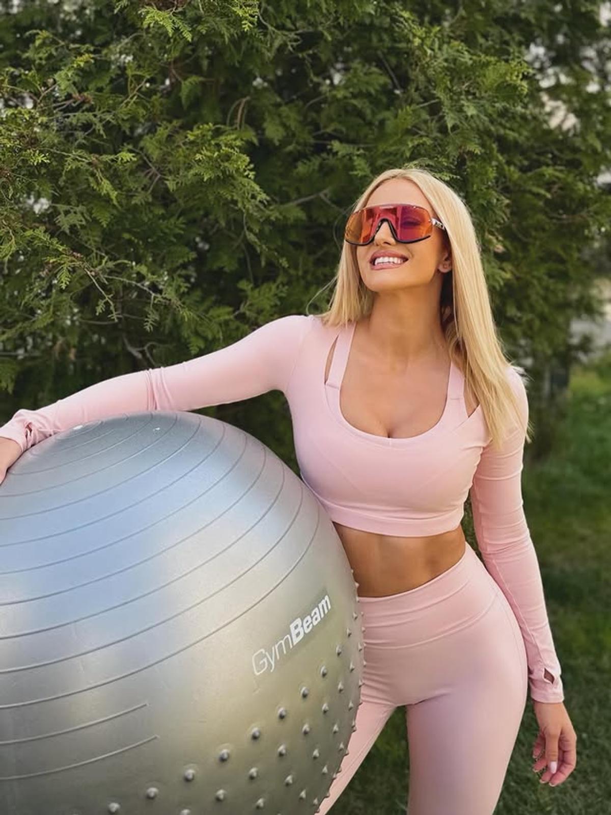 A fugit de Mondial și a încins atmosfera pe insula milionarilor! Iuliana Pepene, escapadă în Mykonos: „Tu ești campioana”