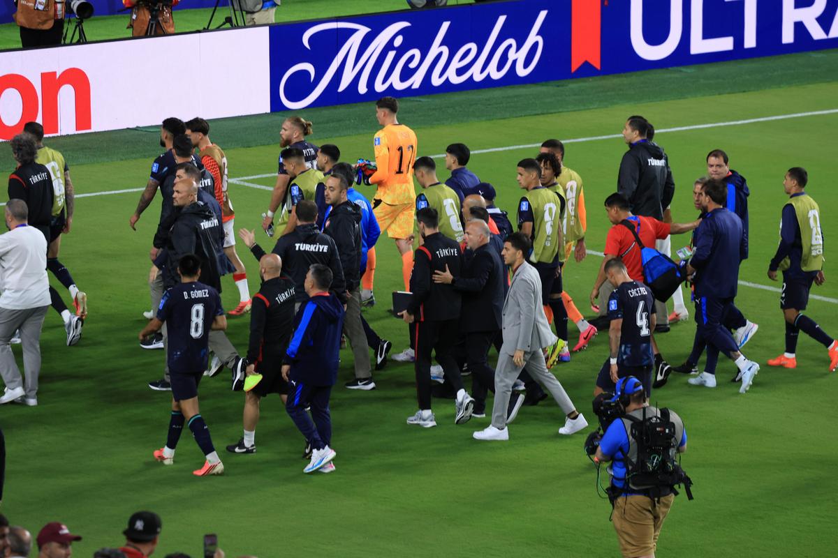 Scandal la Turcia - Paraguay » A devenit primul fotbalist din istorie eliminat pentru că și-a acoperit gura cu mâna