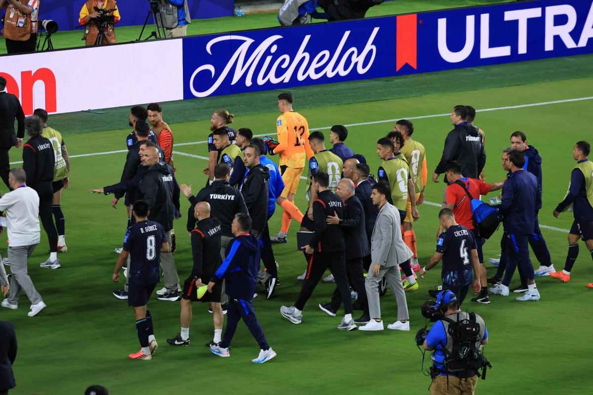 Scandal la Turcia - Paraguay » A devenit primul fotbalist din istorie eliminat pentru că și-a acoperit gura cu mâna