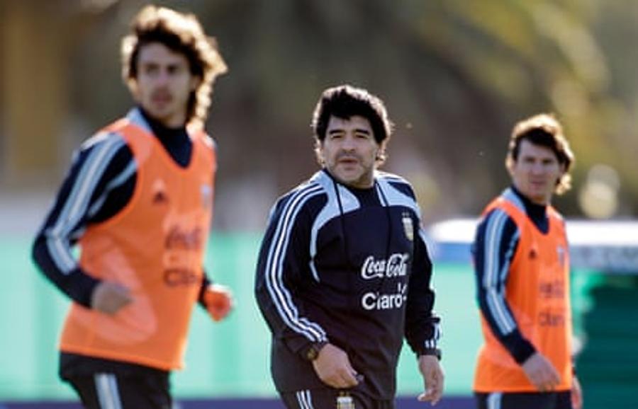 Diego Armando Maradona pe vremea când era selecționerul Argentinei, încadrat de Pablo Aimar și Leo Messi Pablo, idolul lui Leo Messi! Zeul Maradona a spus cândva despre el: „Singurul pentru care aș plăti să-l văd”