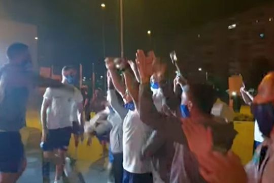 Fotbaliștii de la Craiova s-au bucurat alături de suporteri pentru victoria cu Botoșani, scor 2-0 // foto: captură Facebook @ Universitatea Craiova
