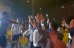 VIDEO Bucurie de nedescris la Craiova! Fotbaliștii liderului au făcut show în miezul nopții alături de sute de fani
