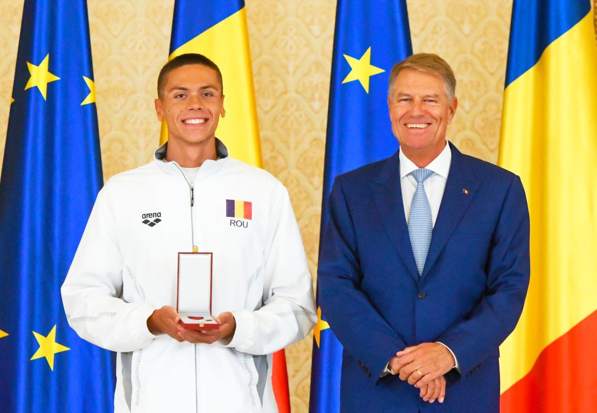 David Popovici a primit Ordinul Național „Steaua României” de la Klaus Iohannis! Mesajul Președintelui: „Fac un apel clar către autorități!”