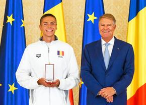 David Popovici a primit Ordinul Național „Steaua României” de la Klaus Iohannis! Mesajul Președintelui: „Fac un apel clar către autorități!”