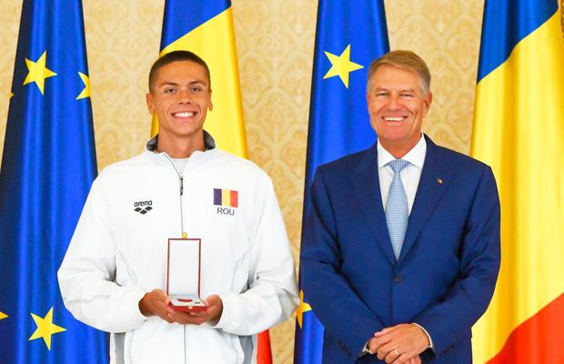David Popovici a primit Ordinul Național „Steaua României” de la Klaus Iohannis! Mesajul Președintelui: „Fac un apel clar către autorități!”