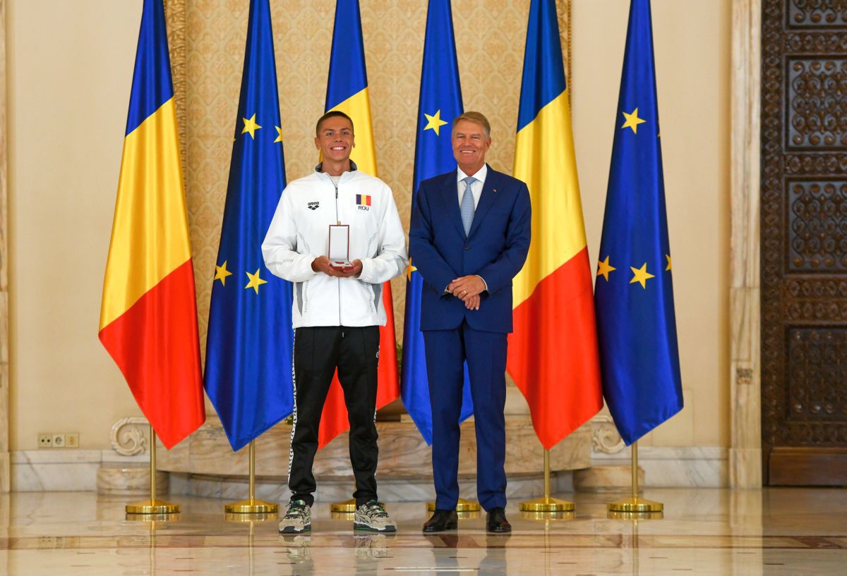 David Popovici a primit Ordinul Național „Steaua României” de la Klaus Iohannis! Mesajul Președintelui: „Fac un apel clar către autorități!”