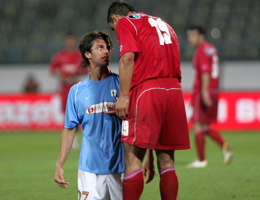 Ovidiu Burcă, în duel cu dinamovistul Ionel Ganea / Sursă foto: Arhivă GSP 5 lucruri inedite după ce Dinamo și-a aflat programul din Liga 2: primul derby cu Steaua după 20 de ani + dueluri cu „dragonii” și „călăreții roșii”