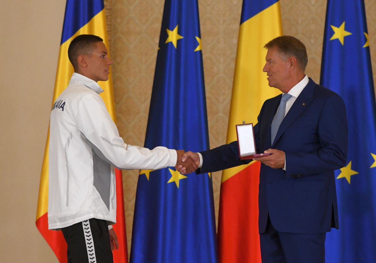 David Popovici a primit Ordinul Național „Steaua României” de la Klaus Iohannis! Mesajul Președintelui: „Fac un apel clar către autorități!”