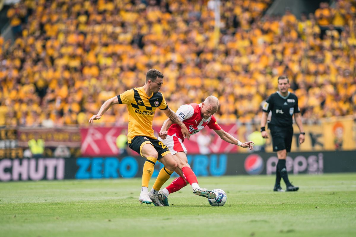 Cine face așa ceva?! Ultrașii unei echipa de Liga 3 au luat cu asalt un AMICAL în deplasare, iar imaginile fac înconjurul lumii! Spectacol INCREDIBIL