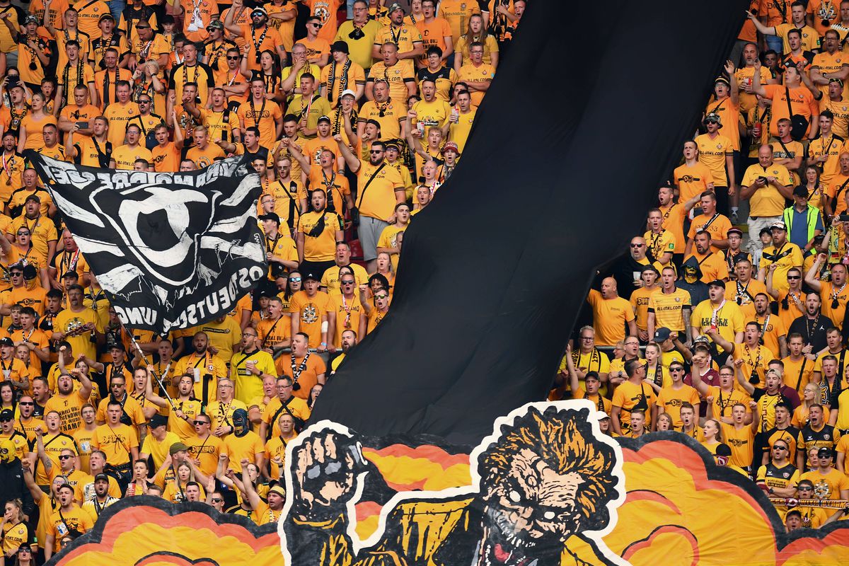 Cine face așa ceva?! Ultrașii unei echipa de Liga 3 au luat cu asalt un AMICAL în deplasare, iar imaginile fac înconjurul lumii! Spectacol INCREDIBIL