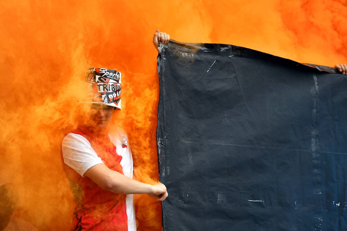 Cine face așa ceva?! Ultrașii unei echipa de Liga 3 au luat cu asalt un AMICAL în deplasare, iar imaginile fac înconjurul lumii! Spectacol INCREDIBIL