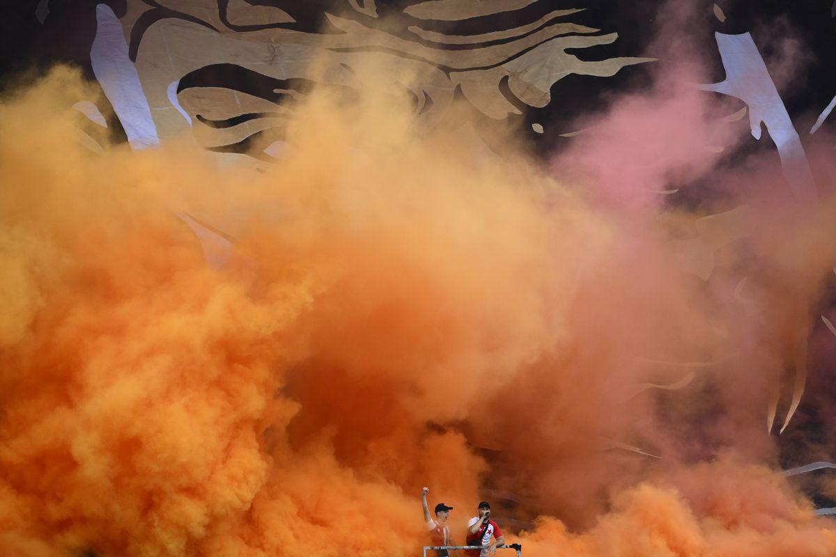 Cine face așa ceva?! Ultrașii unei echipa de Liga 3 au luat cu asalt un AMICAL în deplasare, iar imaginile fac înconjurul lumii! Spectacol INCREDIBIL