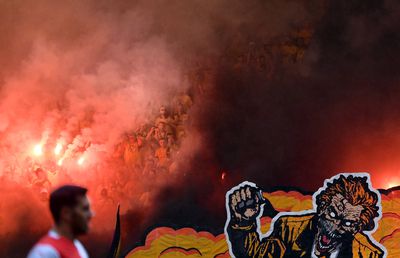 Cine face așa ceva?! Ultrașii unei echipa de Liga 3 au luat cu asalt un AMICAL în deplasare, iar imaginile fac înconjurul lumii! Spectacol INCREDIBIL