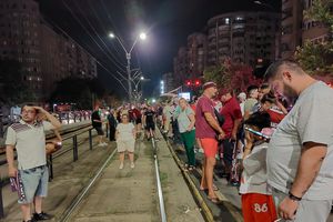 Imagini penibile în Giulești, după miezul nopții » Sute de fani au fost păcăliți de anunțul Primăriei Municipiului București