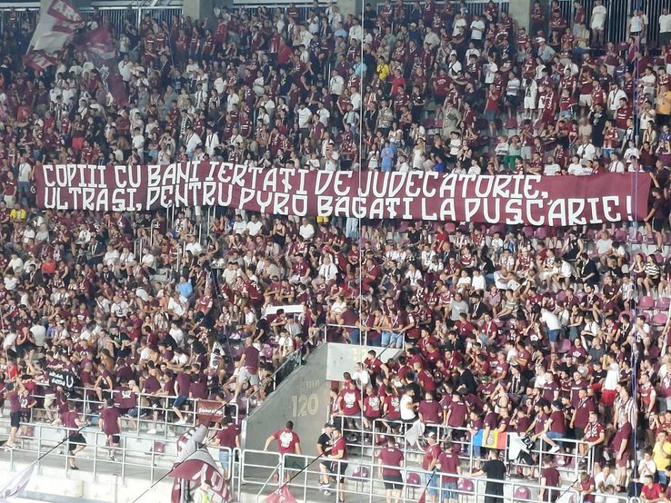 Banner-ul pe care l-au afișat rapidiștii în timpul partidei cu CFR Cluj