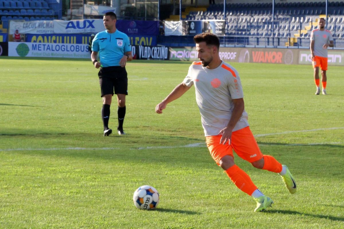 „Regii” sponsorilor în Superligă: nu se apropie de austrieci, dar o formație din România este „burdușită” de sigle! La polul opus, singura echipă cu ZERO parteneri