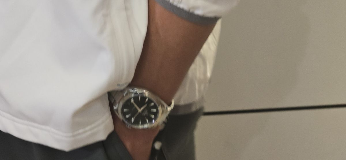 Ceasul purtat de David Popovici, la plecarea către Singapore