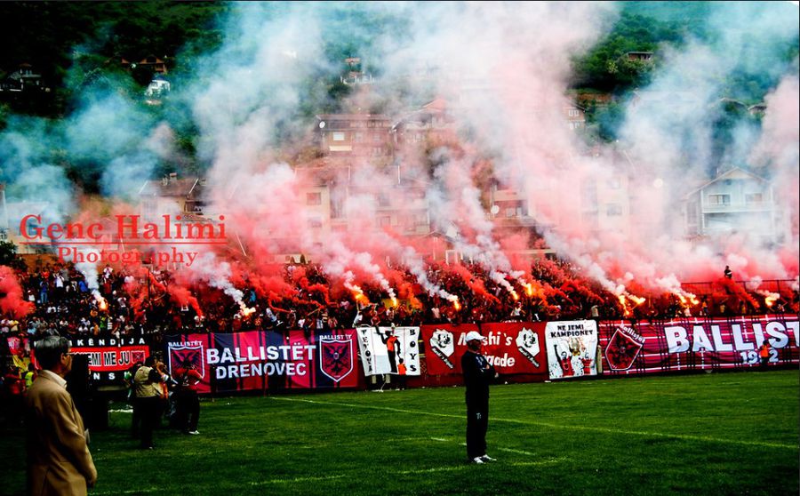 Atmosfera creată de „Ballistet”, cei mai fanatici suporteri ai lui Shkendija, este mereu fierbinte în Macedonia de Nord Plângere la UEFA contra lui Shkendija » „A izbucnit în lacrimi” + Campioana nord-macedoneană e recidivistă